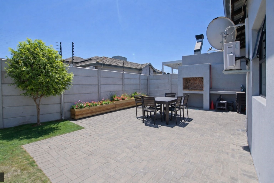 2 Bedroom Property for Sale in Parklands North Western Cape